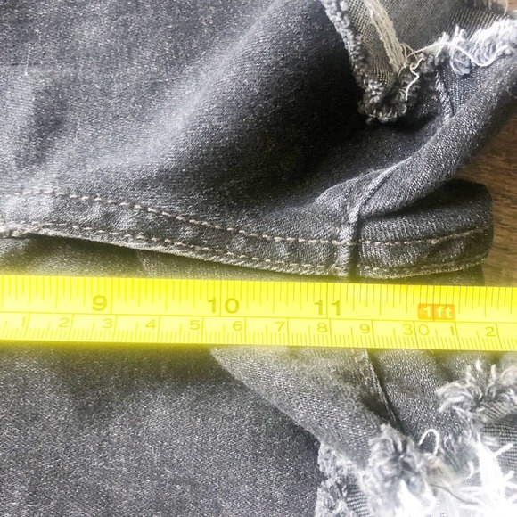 Levi’s Womens Size 30 Black Raw Hem Distressed High Rise 501 Cutoff Shorts - Picture 7 of 8